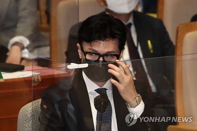 안경 고쳐 쓰는 한동훈 (서울=연합뉴스) 이정훈 기자 = 한동훈 법무부 장관이 19일 국회에서 열린 예산결산특별위원회 전체회의에 참석해 안경을 고쳐 쓰고 있다. 2022.5.19 [국회사진기자단] uwg806@yna.co.kr