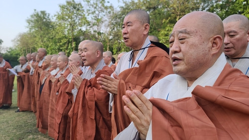 초전법륜 의미 되새긴 스님들 (사르나트<인도>=연합뉴스) 양정우 기자 = 인도 순례에 나선 조계종 성지순례단이 18일 붓다가 처음 법을 설한 초전법륜지인 인도 동북부 사르나트(녹야원)를 참배했다. 총무원장 원행스님(오른쪽) 등 승려들이 합장한 채로 반야심경을 봉독하고 있다. 2022.5.19 eddie@yna.co.kr (끝)