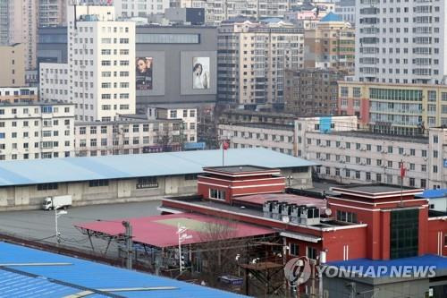 중국 단둥 세관과 시내 전경 (단둥=연합뉴스) 김진방 특파원 = 지난 1월 10일 오전 북중 접경지역인 랴오닝성 단둥 세관 창고가 북중 간 교역 중단으로 텅 비어 있다. 2022.1.11 chiankim@yna.co.kr (끝)