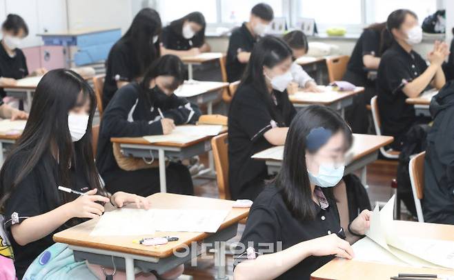 정부가 확진학생들의 기말고사 응시를 허용키로 했다. 사진은 전북 전주시 전주성심여자고등학교에서 치러진 2022학년도 수능 모의평가.(사진=뉴시스)