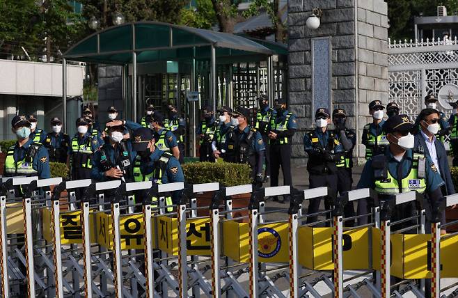 지난 14일 성소수자 차별 반대 행진이 예정된 용산 대통령 집무실 앞에 경찰 병력이 대기하고 있다. (사진=연합뉴스)