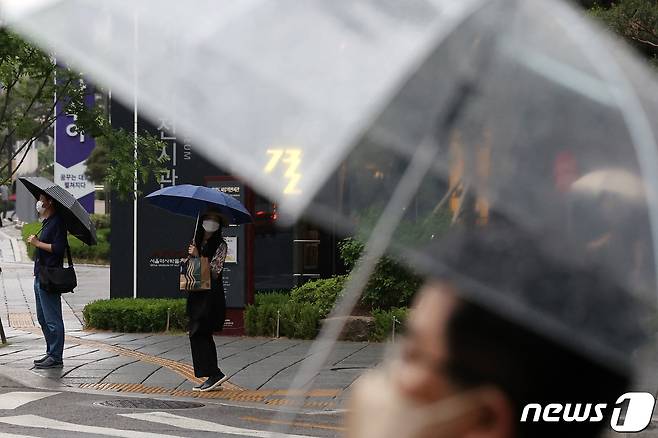 우산 쓰고 출근. 2022.5.18/뉴스1 © News1 조태형 기자