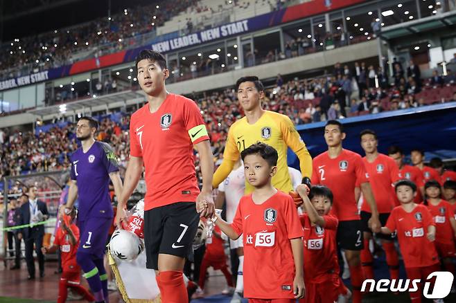 KT는 국가대표팀 친선경기에서 활약할 '플레이어 에스코트' 어린이 88명을 모집한다고 20일 밝혔다.(KT 제공) © 뉴스1