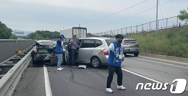 천호성 전북도교육감 후보 유세팀이 20일 오전 교통사고 현장을 목격하고 사고 처리를 돕고 있다.2022.5.20/© 뉴스1