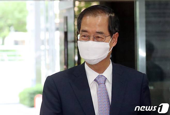 한덕수 국무총리 후보자가 20일 오전 서울 종로구 한국생산성본부에 마련된 인사청문회 준비단 사무실로 출근하고 있다. 국회는 이날 오후 4시 본회의를 열어 한덕수 국무총리 후보자의 임명동의안 표결을 진행한다. 2022.5.20/뉴스1 © News1 김명섭 기자