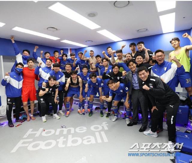 홈 3연승 후 환희로 가득 찬 수원 삼성 라커룸 분위기.