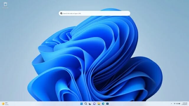 윈도11 데스크톱 바탕화면의 중앙에 검색바 생겼다.