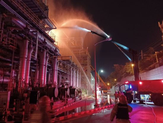 19일 오후 울산시 울주군 온산공단 에쓰오일 울산공장에서 폭발로 대형 화재가 발생해 소방당국이 진화 작업을 벌이고 있다. [이미지출처=연합뉴스]