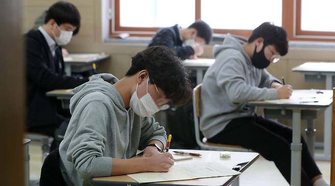 올해 첫 전국연합학력평가가 실시된 3월24일 전북 전주시 동암고등학교에서 3학년 학생들이 시험을 치르고 있다./뉴스1