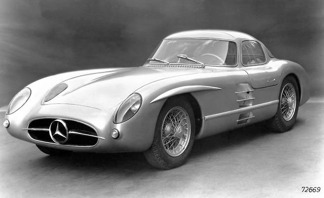 메르세데스-벤츠의 1955년형 300 SLR 울렌하우트 쿠페가 지난 5일(현지시각) 1억3500만 파운드(약 1812억원)에 낙찰됐다. 이는 '세계에서 가장 비싼 차' 기록이다./메르세데스-벤츠
