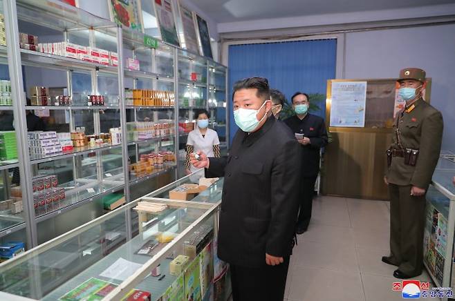 김정은 북한 국무위원장이 지난 15일 덴탈마스크를 두겹으로 착용하고 평양시 안의 약국들을 찾아 의약품 공급실태를 직접 요해(파악)하고 있다. 조선중앙통신,연합뉴스 제공