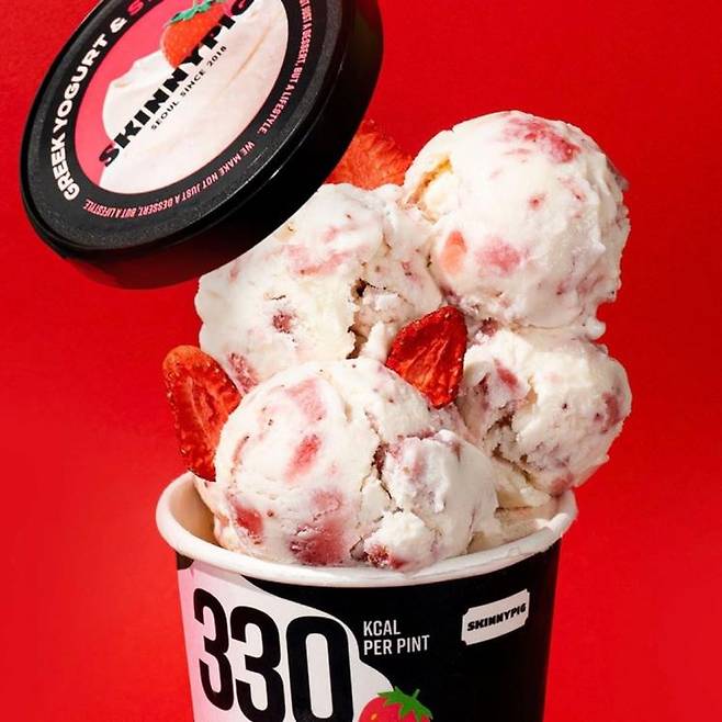 스키니피그 그릭요거트&딸기 - 배민 B마트에서만 판매되고 있는 제품. 330kcal.
