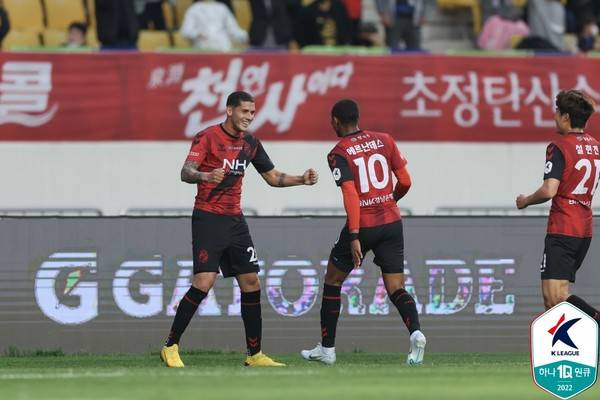 티아고(왼쪽), 에르난데스(이상 경남FC). 한국프로축구연맹 제공