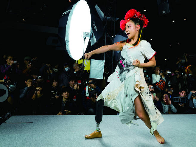 의족을 패션 소재로 재해석해 2015년 개최한 ‘절단 비너스 쇼'. 이는 시부야, 롯폰기, 오사카, 교토 등 전국에서 계속 개최되는 행사로 자리를 잡았다.