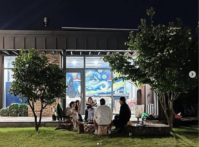 손예진이 지인들과 행복한 시간을 보내는 모습을 공개해 눈길을 끌었다. 손예진 SNS