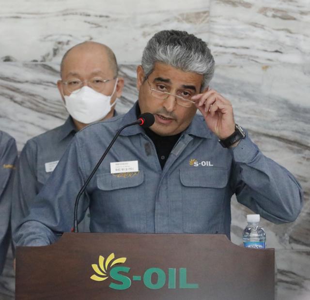 후세인 알 카타니 에쓰오일(S-OIL)) 대표이사(CEO)가 20일 울산공장에서 기자회견을 하고 있다. 알 카타니 대표는 전날 발생한 폭발 화재 사고와 관련해 피해자들에게 사과하며 재발 방지를 약속했다. 뉴스1