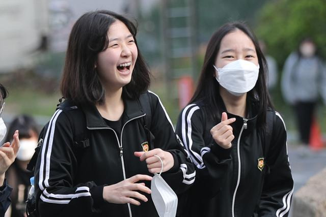 실외 마스크 착용 의무가 해제된 2일 오전 광주 남구 동아여고·여중 앞에서 한 학생이 마스크를 벗고 환하게 웃으며 등교하고 있다. 연합뉴스