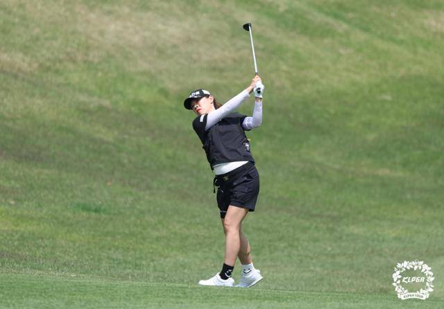 임신 6개월의 '예비 엄마' 박주영(31)이 19일 강원 춘천 라데나 컨트리클럽에서 열린 2022 두산 매치플레이 챔피언십 조별예선 2라운드 2번홀에서 세컨드샷을 하고 있다. KLPGA 제공