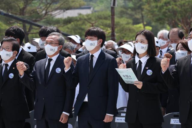 박지현(오른쪽 두 번째) 더불어민주당 공동 비상대책위원장이 18일 광주 국립 5·18 민주묘지에서 열린 제42주년 5·18 광주민주화운동 기념식에서 팸플릿을 든 채 '임을 위한 행진곡'을 제창하고 있다. 연합뉴스