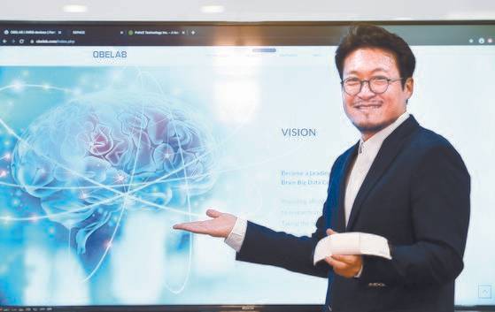 배현민 KAIST 전자공학과 교수가 19일 대전 KAIST 본원 연구실에서 2013년 창업한 세 번째 스타트 업 오비이랩의 주력제품 ‘실시간 휴대용 고해상도 근적외선 뇌 영상장치’를 들고 설명하고 있다. 프리랜서 김성태