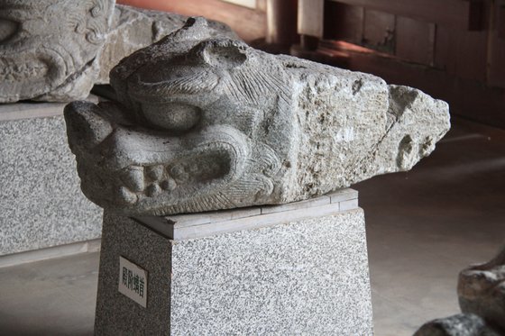 발해 수도였던 상경성에서 출토된 돌사자 머리. 궁전 난간 장식물이다. 발해인의 기개가 엿보인다. [중앙포토]