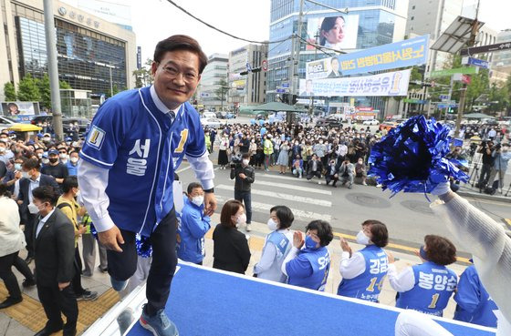 더불어민주당 송영길 서울시장 후보가 19일 오후 서울 노원역 인근에서 열린 집중유세에 참석하고 있다. [국회사진기자단]