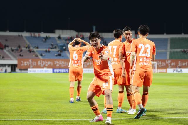 ▲ 강원FC 황문기가 18일 강릉종합운동장에서 열린 ‘하나원큐 K리그1 2022’ 13라운드에서 FC서울에 결승골을 넣고  세리머니를 펼쳤다.