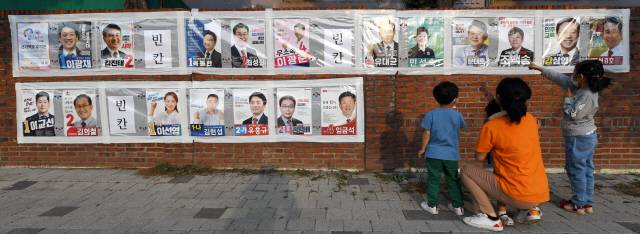 ▲ 제8회 전국동시지방선거를 10여일 앞둔 19일 춘천 근화동에 각 후보들의 선거벽보가 걸려 시민들이 살펴보고 있다.  김정호