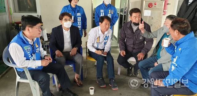 ▲ 민주당 이광재 도지사 후보가 20일 오전 6시 30분 동해시 유세를 위해6.1지선 도지사 여야 후보들 동해 발전전략 대결 펼쳐 눈길 묵호항 어판장을 찾아 동해시수협·어민들과 즉석 간담회를 갖고 있다.