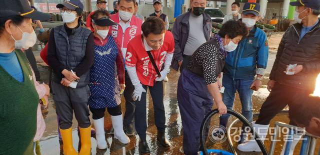 ▲ 국민의힘 김진태 도지사 후보가 20일 오전 6시 20분쯤 동해 유세를 위해 묵호항 어판장을 방문, 어민들과 대화하고 있다.