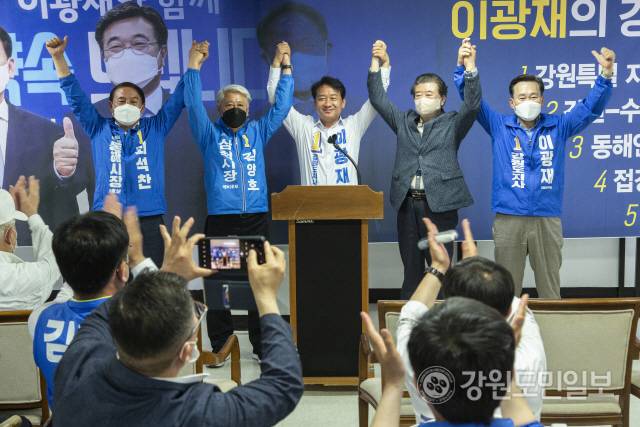 ▲ 더불어민주당 이광재 도지사 후보는 20일 삼척시 중앙로에 위치한 연락사무소에서 김양호 삼척시장 후보와 최석찬 동해시장 후보 등이 참석한 가운데 개소식을 갖고 지지를 호소했다.