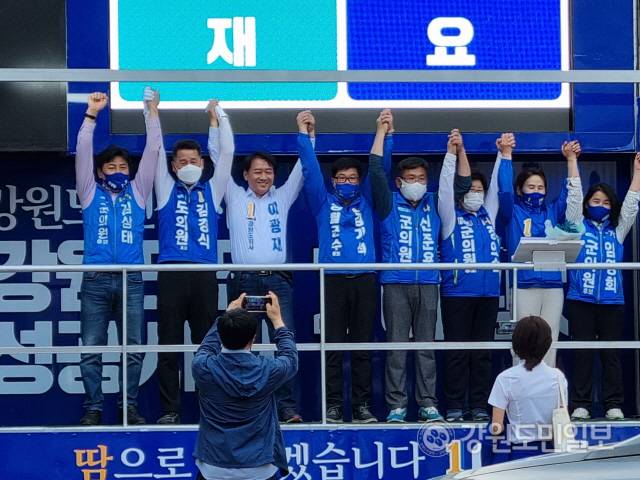 ▲이광재 강원도지사 후보가 김기석 영월군수 후보 등과 함께 지지를 호소하고 있다.