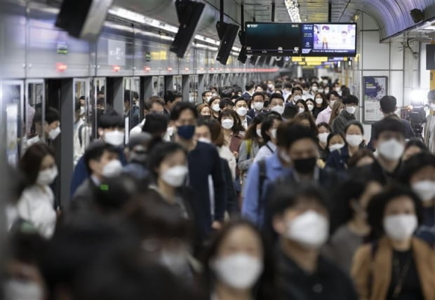 서울 광화문역에서 시민들이 마스크를 착용한 채 역을 나서고 있는 모습. 사진=연합뉴스
