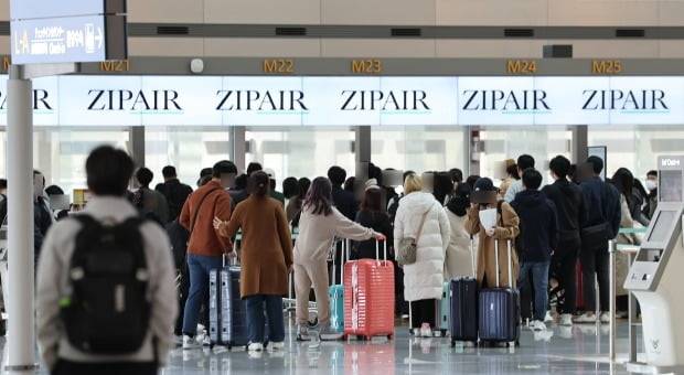인천국제공항 제1여객터미널 출국장에서 일본 도쿄 나리타 공항으로 향하는 탑승객들이 출국 수속을 하고 있다. /사진=연합뉴스