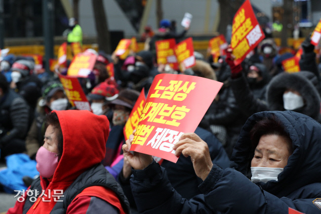 서울 중구 서울시청 동편에서 민주노점상전국연합, 전국철거민연합 등이 모여 불평등 타파 및 생존권 쟁취를 주장하는 2021 전국빈민대회를 열었다. 한수빈 기자