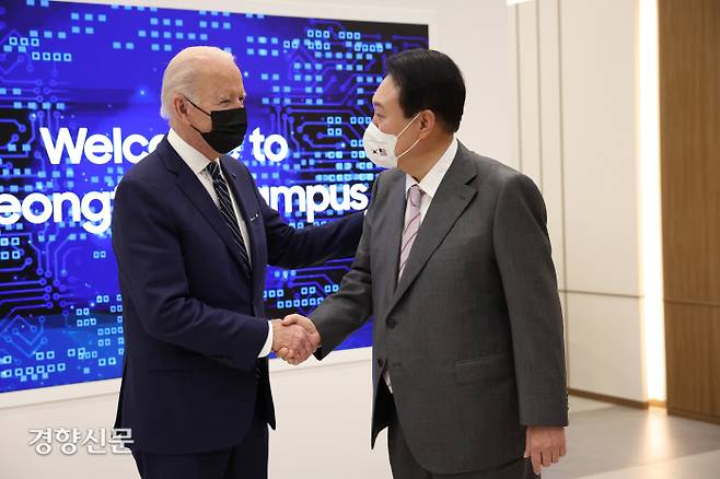 취임 후 한국을 첫 방한한 조 바이든 미국 대통령이 20일 오후 경기도 평택시 삼성전자 반도체공장을 방문, 윤석열 대통령과 악수하고 있다. 대통령실사진기자단