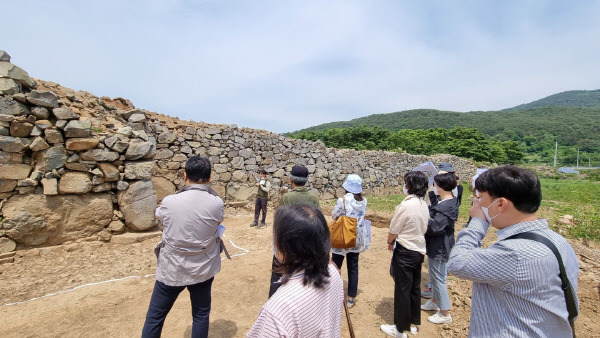 20일 부산 강서구 가덕도에서 천성진성 제5차 발굴조사 학술자문회의가 열렸다. 최승희 기자