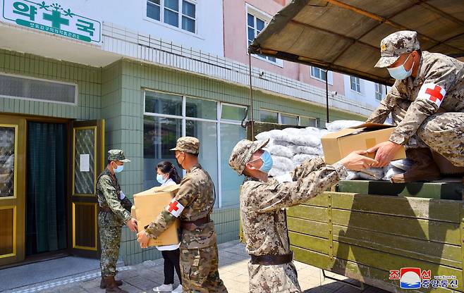 North Korean soldiers delivered medicine to pharmacies amid the North's anti-epidemic campaign, in this photo released May 19 by the state-run Korean Central News Agency. The Central Committee of the Workers' Party of Korea has ordered the military medical field to supply medicine to pharmacies under the 24-hour service system, as the North has seen a surge in suspected coronavirus cases. (Yonhap)