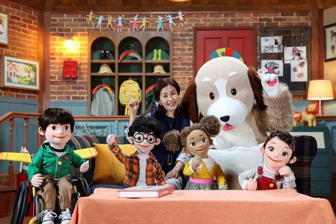 EBS는 이달 초부터 ‘딩동댕 유치원’에 다문화 캐릭터 마리(앞줄 오른쪽에서 두 번째)를 등장시키고 있다. EBS