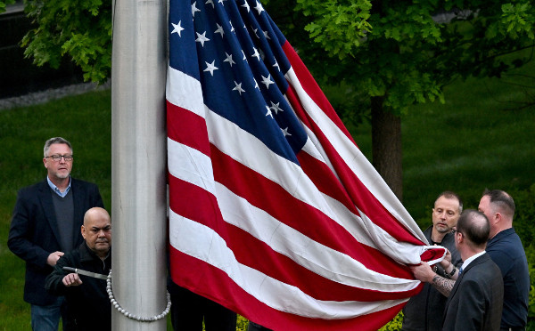 우크라이나 수도 키이우(키예프) 내 미국대사관 직원들이 18일(현지시간) 미국 국기를 올리고 있다. 키이우 내 미국대사관은 러시아의 우크라이나 침공으로 문을 닫은 지 3개월 만에 업무를 재개했다. AFP연합뉴스