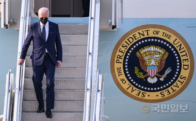 조 바이든 미국 대통령이 20일 경기도 오산 미 공군기지에 도착해 전용기인 에어포스원에서 내리고 있다.