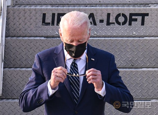 조 바이든 미국 대통령이 20일 경기도 오산 미 공군기지에 도착해 전용기인 에어포스원에서 내리며 선글라스를 벗고 있다.