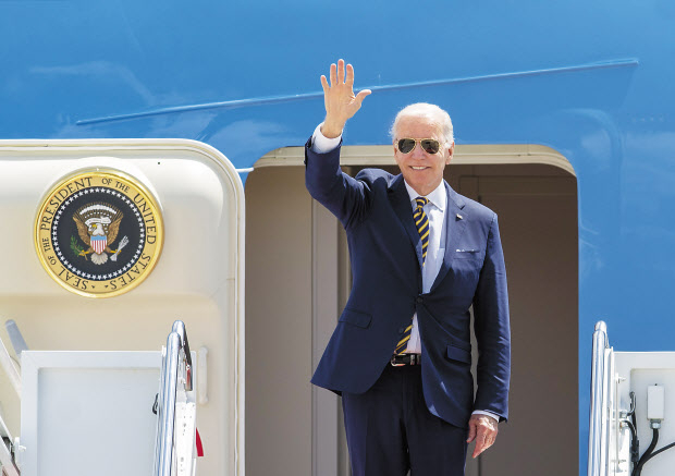 조 바이든 미국 대통령이 19일(현지시간) 메릴랜드주 앤드루스 공군기지에서 한일 순방을 위해 전용기인 에어포스원에 오르며 손을 흔들고 있다. 바이든 대통령은 20∼22일 한국, 22∼24일 일본을 순차적으로 방문한다. [연합]