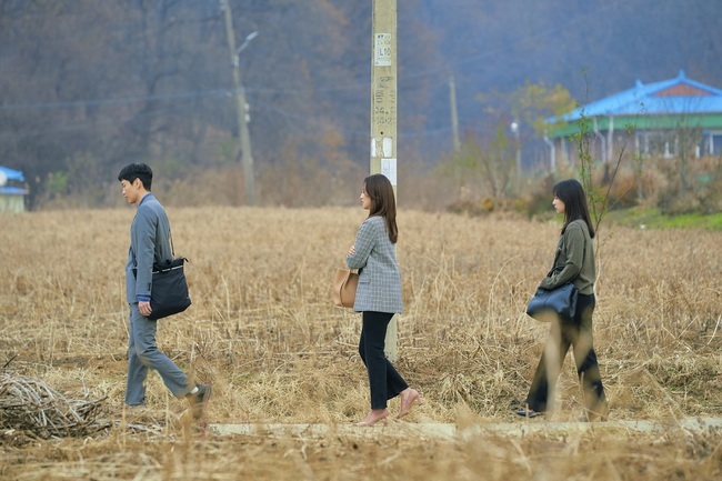 What will happen in the dissemination where My Liberation Diary Actor Son Seokgu left?JTBCs Saturday Drama My Liberation Diary raises curiosity by capturing the appearance of Yeom Chang-hee (Lee Min Ki), Kim Ji-won, and base well (Lee El) Sam Brother and Sister in an unusual atmosphere on May 20.In the last broadcast, Yeom Mi-jung and Koo (Son Seokgu) finally got separated.Koo hit the white sand beach (Choi Min-cheol), who was in a hostile relationship, regained his original position, and began to run with self-disgusting, making him the same empty eye as before.He lost contact with him and she poured tears into sadness, but hoped for the peace of Gu until the end.After Mr. Koo left, another change comes to Sam Brother and Sisters daily life.The photos released on the day included unpredictable three Brother and Sister days.First, Yeom Chang-hee stands in the yard with one slipper stripped off, raising questions about why he ran out to Barefoot in the Park.On the other hand, the face of the other Yum Mi-jung was caught. The Yum Mi-jung, sitting on the flat of the Gus house, is staring at the air with a bruised and wounded face.It is presumed that a shocking event will come to Yeom Mi-jung, who was always quiet.Here, a big mountain to be overcome by base well, who started a sweet relationship with Cho Tae-hoon (Lee Ki-woo), is coming to the fore: his daughter, Cho Yu-rim (Kang Ju-ha).Although it is in one space, the distance between the two people who seem to be far away predicts the future hardship.In the 13th and 14th episodes of My Liberation Diary, which is broadcasted this week, things that I did not think about Sam Brother and Sister come.He will also be pictured in Seoul, where he returned to Seoul. He continues his daily life after his separation, but he wonders what days he will live with Yeom Mi-jung and Gu, who are empty in the corner of his mind.Yeom Chang-hee, who met her ex-boyfriend Ji Hyun-ah (Jeon Hye-jin), made a new decision, and base well is troubled by the request of her mother Kwak Hye-sook (Lee Kyung-sung), who wants to see Cho Tae-hoon once.