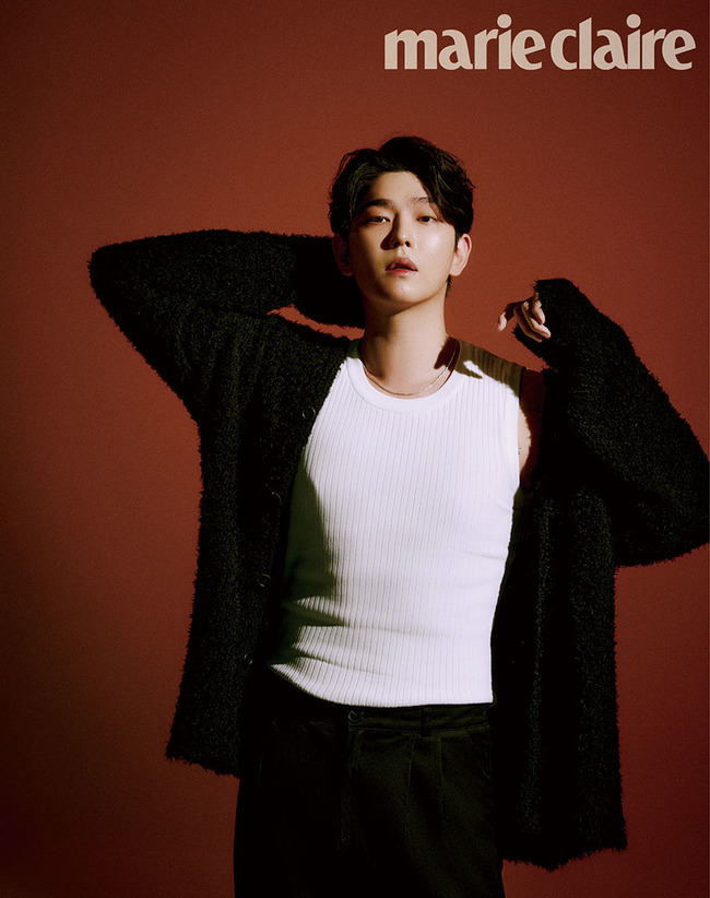 An interview with Yoon Kyun-sangs pictorial picture was released.In the picture released on May 20, Yoon Kyun-sang showed intense yet chic styling with monotone costume and red tone light.