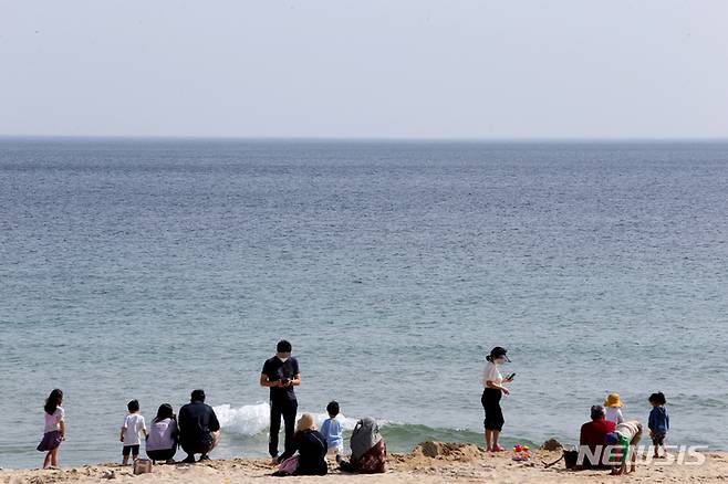 [강릉=뉴시스] 김경목 기자 = 화창한 봄날씨를 보인 10일 오전 관광객들이 강원 강릉시 경포해변에서 휴식을 취하고 있다. 2022.04.10. photo31@newsis.com
