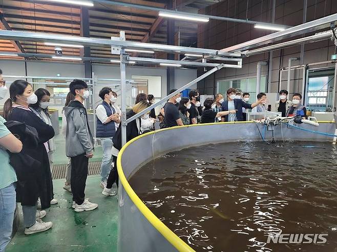 [서울=뉴시스] 한국어촌어항공단, 아쿠아포닉스 친환경 양식 기술이전 교육 모습.