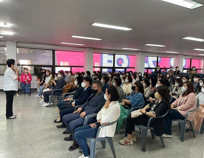 충북어린이집연합회(회장 윤비룡) 회원 200여 명이 20일 윤 후보 캠프에서 지지를 선언하고 있다.2022.05.20.kipoi@newsis.com *재판매 및 DB 금지