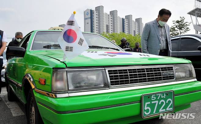 [광주=뉴시스] 이영주 기자 = 제42주년 5·18민중항쟁 민주기사의 날 기념식이 열린 20일 오후 광주 북구 무등경기장 앞에서 기념식에 참여한 택시기사가 묵념하고 있다. 2022.05.20. leeyj2578@newsis.com