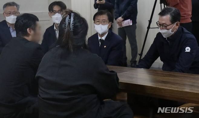 [울산=뉴시스] 박수지 기자 =울산시 울주군 온산읍 에쓰오일 울산공장에서 폭발·화재 사고가 발생한 가운데 이정식 고용노동부 장관이 20일 오후 사고로 사망한 근로자의 빈소를 찾아 유족을 위로하고 있다. parksj@newsis.com